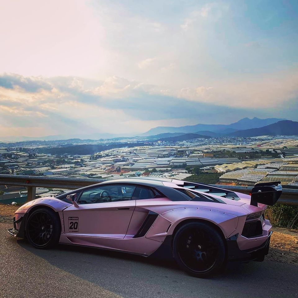 Siêu xe Lamborghini Aventador Limited Edition 50 trên đường đèo ở Đà Lạt Siêu xe Lamborghini Aventador Limited Edition 50 trên đường đèo ở Đà Lạt