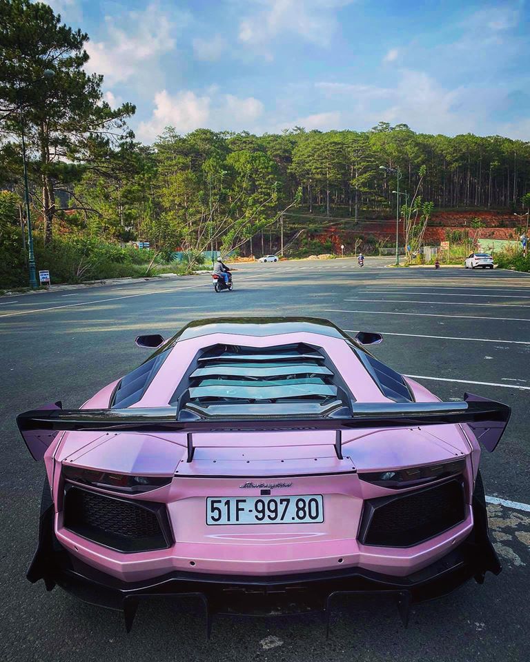 Chiếc siêu xe Lamborghini Aventador LP700-4 độ phiên bản giới hạn Liberty Walk có cánh gió đuôi carbon khổng lồ Chiếc siêu xe Lamborghini Aventador LP700-4 độ phiên bản giới hạn Liberty Walk có cánh gió đuôi carbon khổng lồ