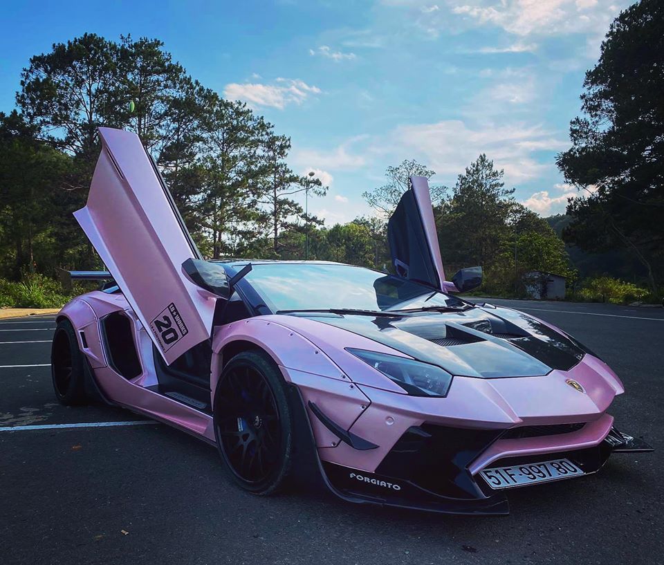 Đây là bộ áo thứ 2 trên chiếc siêu xe Lamborghini Aventador Limited Edition 50 sau khi về tay một đại gia ở Đà Lạt Đây là bộ áo thứ 2 trên chiếc siêu xe Lamborghini Aventador Limited Edition 50 sau khi về tay một đại gia ở Đà Lạt