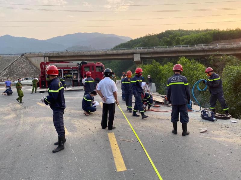 Lực lượng cứu hộ có mặt tại hiện trường vụ tai nạn Lực lượng cứu hộ có mặt tại hiện trường vụ tai nạn