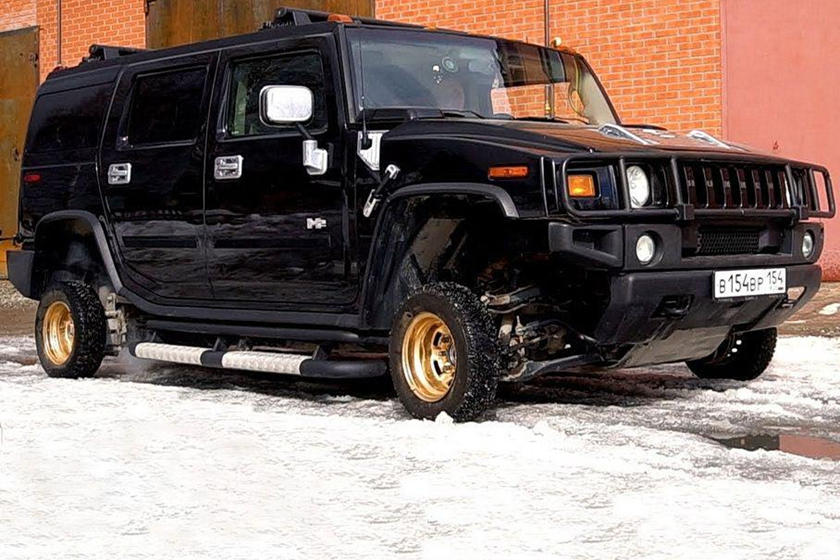 Bộ dạng h&agrave;i hước tr&ecirc;n to dưới nhỏ của chiếc Hummer H2 sau khi đổi b&aacute;nh xe