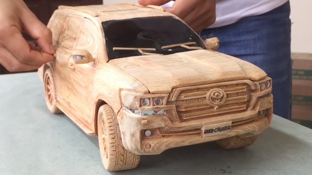Đây rõ ràng là một chiếc Toyota Land Cruiser bằng gỗ đẹp mắt, đáng để sưu tầm