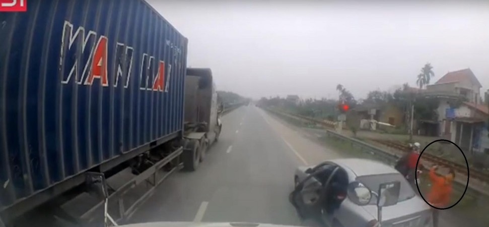 Đối tượng cầm đ&aacute; n&eacute;m vỡ k&iacute;nh xe container
