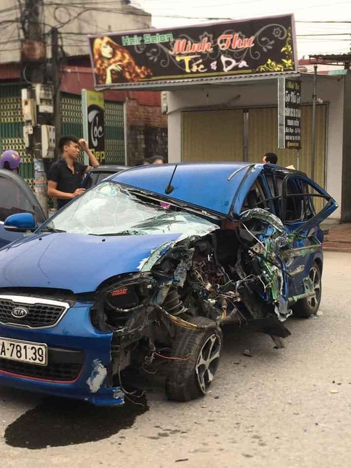 Chiếc Kia Morning bị hư hỏng nặng sau vụ tai nạn