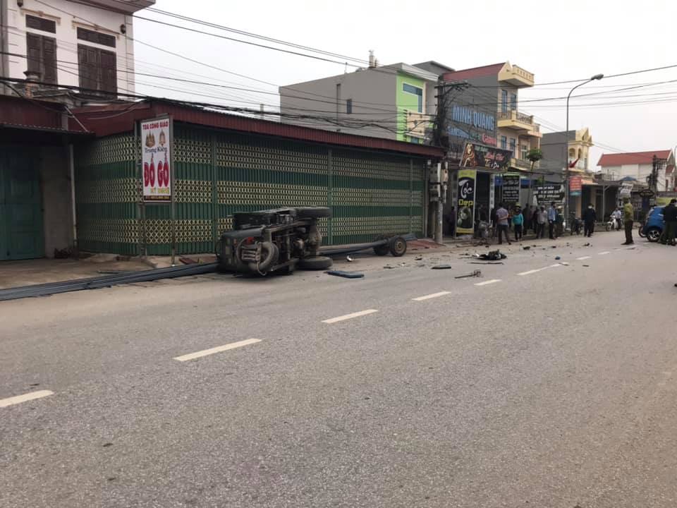 Chiếc xe ba bánh bị hất văng vào lề đường và lật ngang