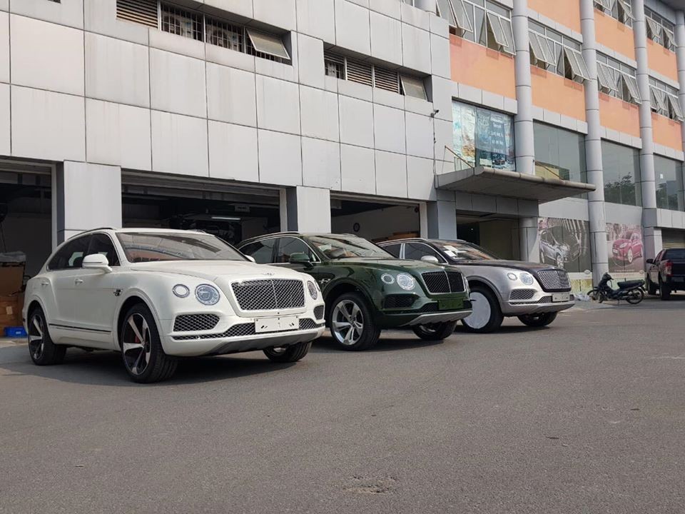 D&agrave;n xe Bentley Bentayga V8 l&uacute;c c&ograve;n đỗ cạnh nhau tại xưởng dịch vụ Bentley Việt Nam