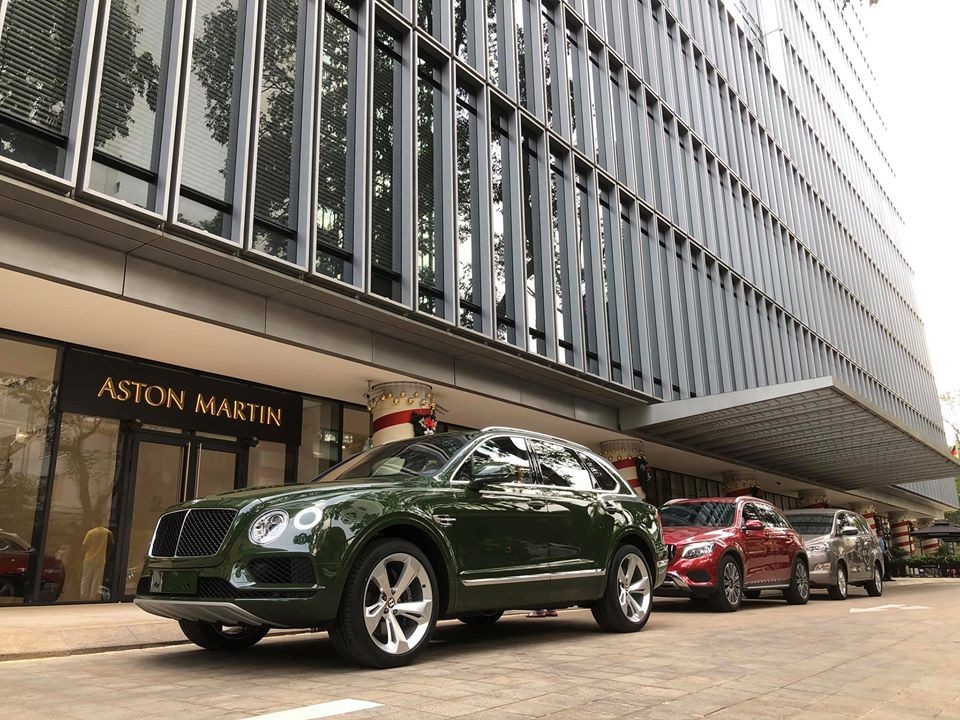 Hiện chỉ c&oacute; duy nhất một chiếc Bentley Bentayga V8 mang m&agrave;u sơn British Racing Green