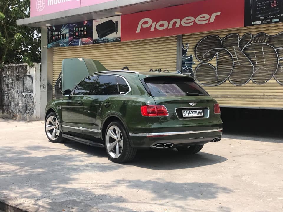 Chiếc Bentley Bentayga V8 màu xanh British Racing độc nhất Việt Nam mới ra biển Sài thành Chiếc Bentley Bentayga V8 màu xanh British Racing độc nhất Việt Nam mới ra biển Sài thành