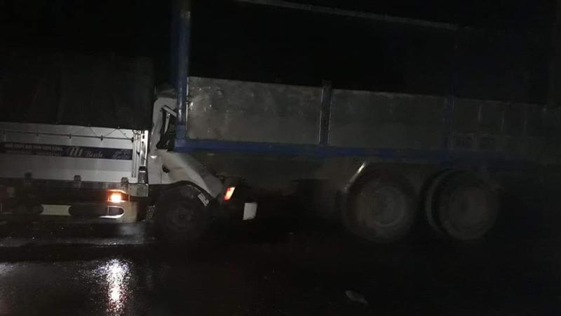 Hiện trường vụ tai nạn giao th&ocirc;ng của 2 xe tải xảy ra v&agrave;o rạng s&aacute;ng nay tại huyện B&igrave;nh Ch&aacute;nh