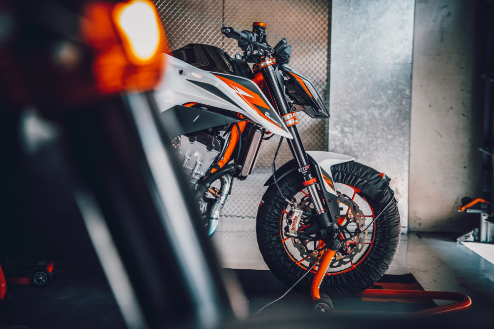 KTM 890 Duke R 2020 c&ograve;n l&agrave; một mẫu naked bike hiện đại với nhiều trang bị h&agrave;ng hiệu