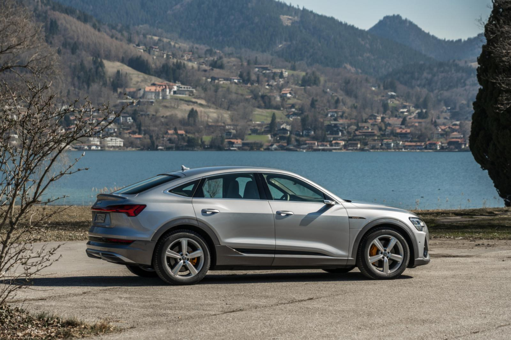 Audi E-Tron Sportback 2020 sở hữu nóc dốc về phía sau như xe coupe Audi E-Tron Sportback 2020 sở hữu nóc dốc về phía sau như xe coupe