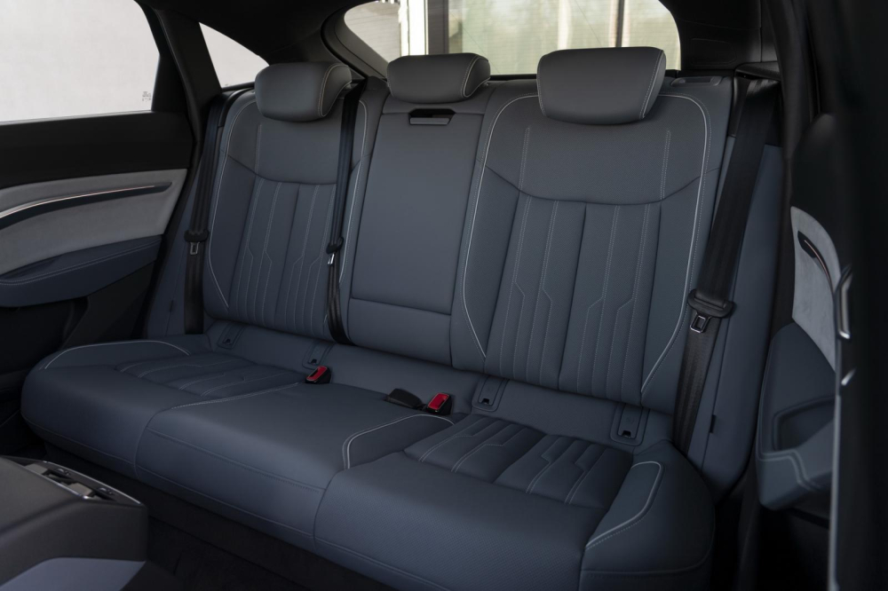 Hàng ghế sau chật hơn so với Audi E-Tron thông thường Hàng ghế sau chật hơn so với Audi E-Tron thông thường