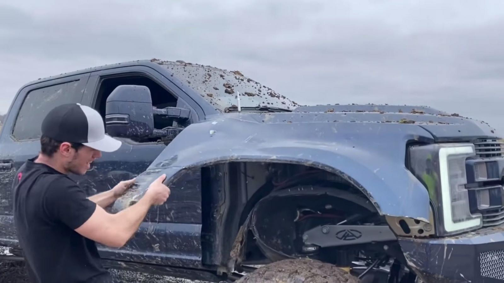 YouTuber WhistlinDiesel gỡ cản trước của chiếc Ford F-350 YouTuber WhistlinDiesel gỡ cản trước của chiếc Ford F-350