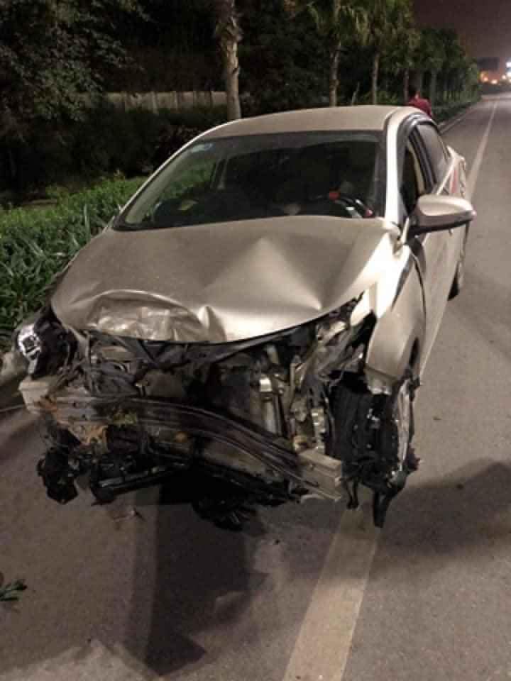 Chiếc Toyota Vios bị hư hỏng nặng tại hiện trường vụ tai nạn Chiếc Toyota Vios bị hư hỏng nặng tại hiện trường vụ tai nạn