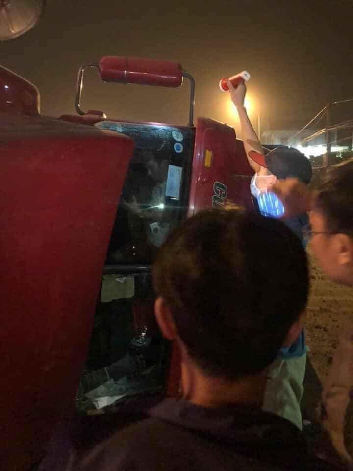 Tài xế xe container bị thương nhẹ sau vụ tai nạn Tài xế xe container bị thương nhẹ sau vụ tai nạn