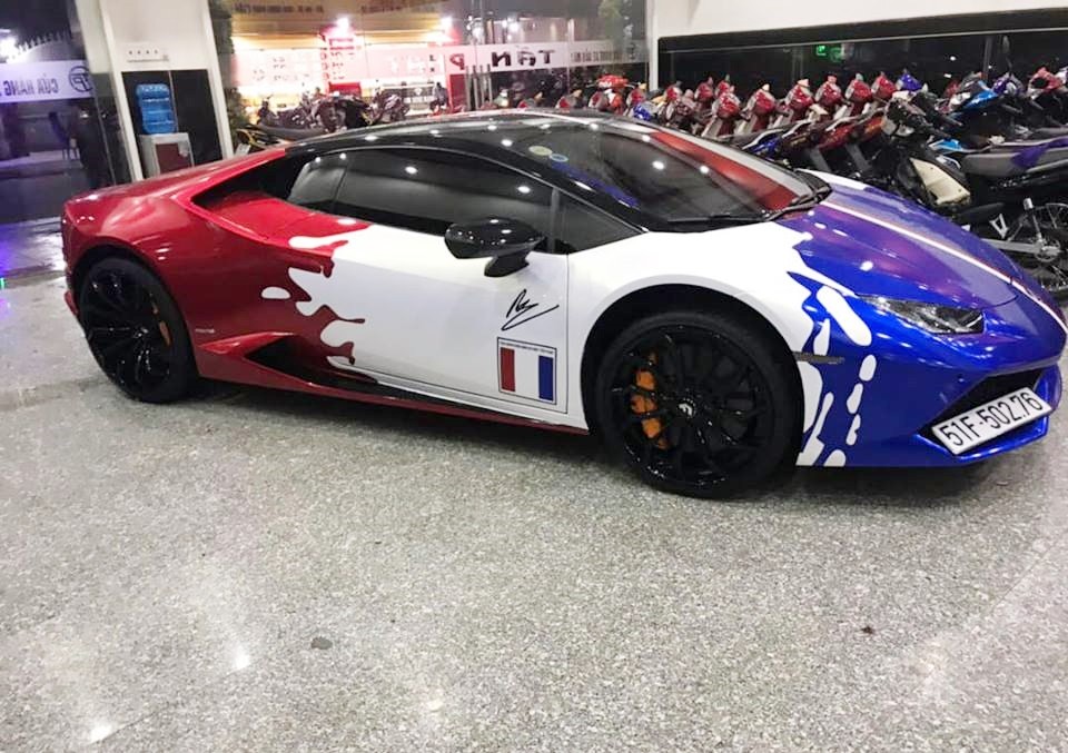 Siêu xe Lamborghini Huracan LP610-4 lúc còn ở Bình Dương với bộ áo Quốc kỳ nước Pháp Siêu xe Lamborghini Huracan LP610-4 lúc còn ở Bình Dương với bộ áo Quốc kỳ nước Pháp