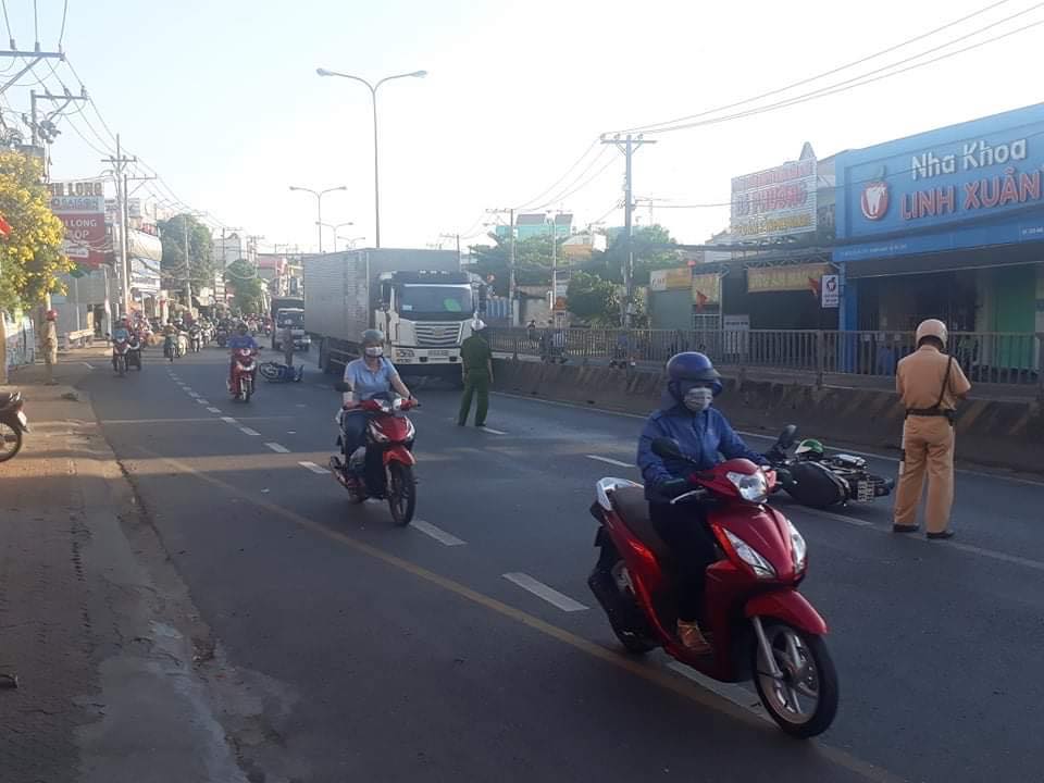 Hiện trường vụ va chạm giao th&ocirc;ng giữa 2 chiếc xe m&aacute;y tại Quốc lộ 1K v&agrave;o chiều qua