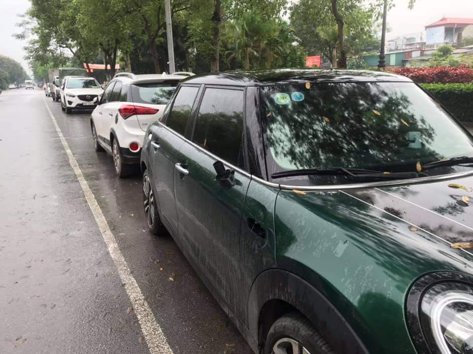 Chiếc Mini Cooper m&agrave;u xanh r&ecirc;u bị trộm vặt gương xe tại H&agrave; Nội