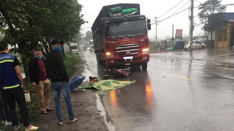 Hiện trường vụ tai nạn xe m&aacute;y t&ocirc;ng trực diện v&agrave;o đầu xe tải tại Quốc lộ 3 v&agrave;o chiều qua