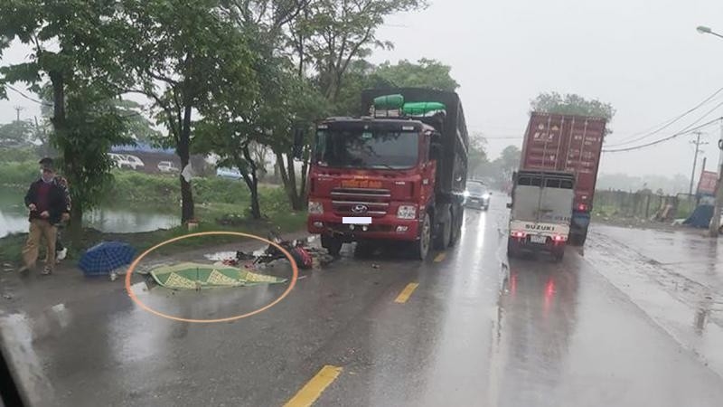 Vụ tai nạn n&agrave;y l&agrave;m người đ&agrave;n &ocirc;ng điều khiển xe m&aacute;y tử vong tại chỗ. Chiếc xe m&aacute;y biến dạng nặng sau khi t&ocirc;ng v&agrave;o xe tải