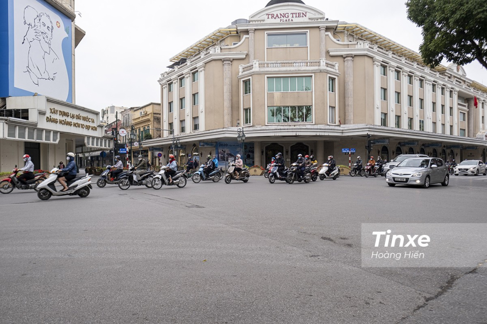 D&ugrave; Thủ tướng Ch&iacute;nh Phủ đ&atilde; ban h&agrave;nh Chỉ thị số 16 y&ecirc;u cầu c&aacute;ch ly x&atilde; hội nhằm ph&ograve;ng chống dịch bệnh Covid-19 nhưng vẫn nhiều người d&acirc;n H&agrave; Nội ra đường 