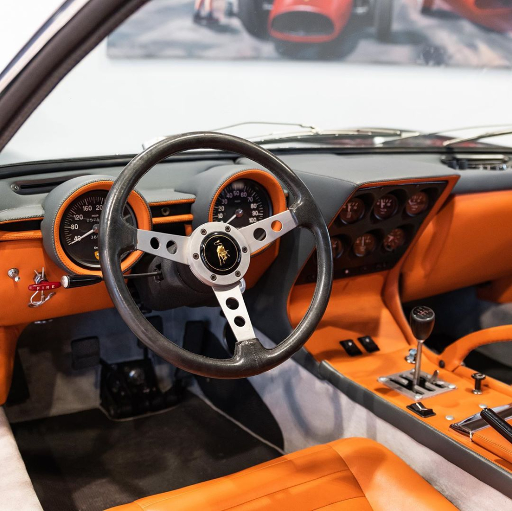 Nội thất màu cam của chiếc Lamborghini Miura SV Nội thất màu cam của chiếc Lamborghini Miura SV