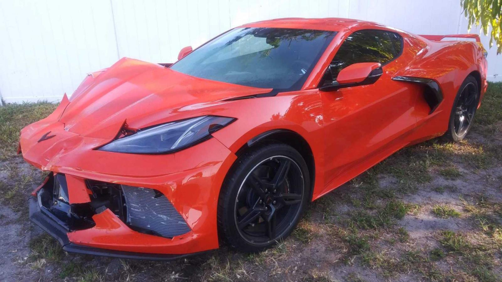 Chiếc Chevrolet Corvette C8 2020 mới mua được 26 giờ đồng hồ thì gặp nạn