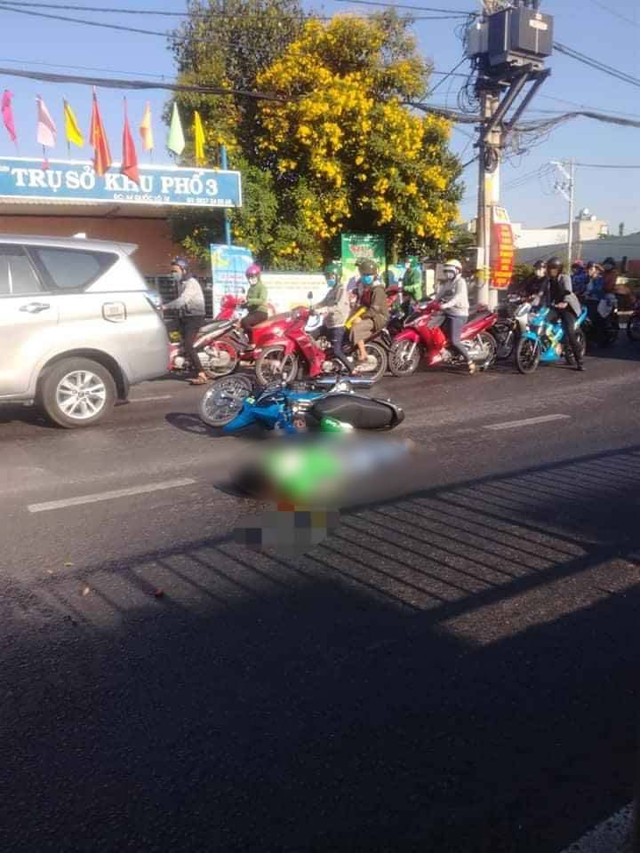 T&agrave;i xế GrabBike nằm &uacute;p mặt xuống đường tại hiện trường vụ tai nạn