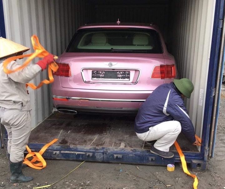 Chiếc Bentley Bentayga m&agrave;u hồng thuộc phi&ecirc;n bản W12