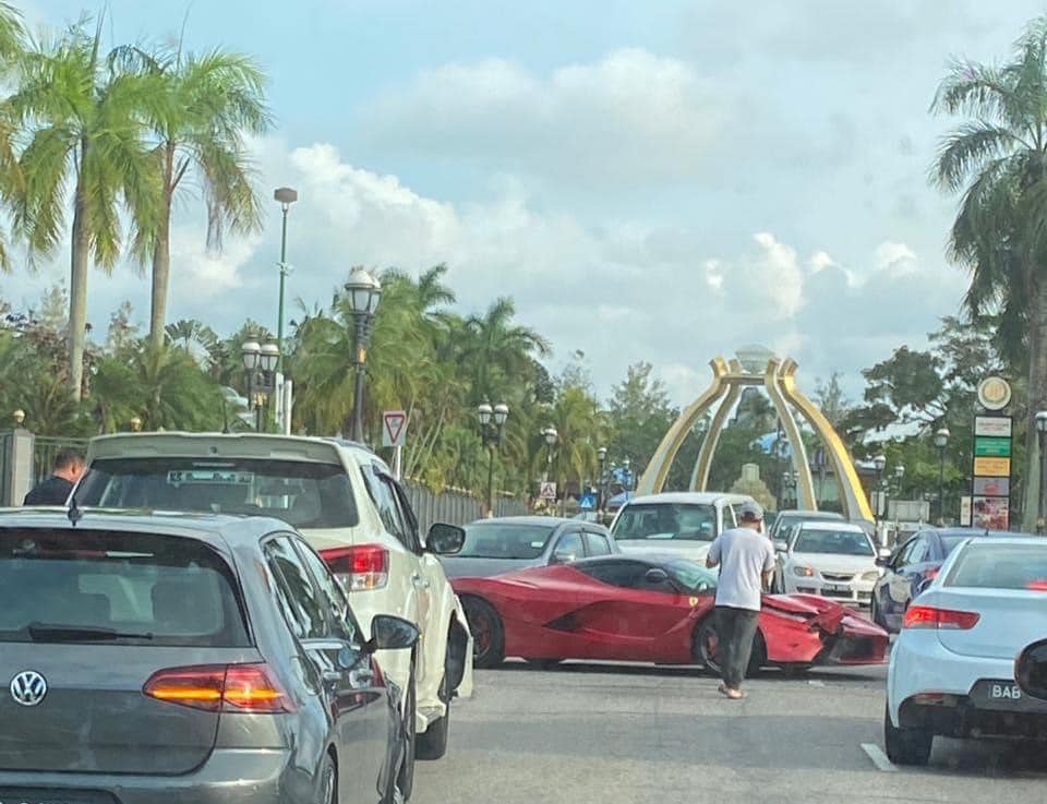 Vụ va chạm giao thông với chiếc SUV 7 chỗ Nissan Terra đã khiến phần đầu bên hông chiếc Ferrari LaFerrari hư hỏng nặng