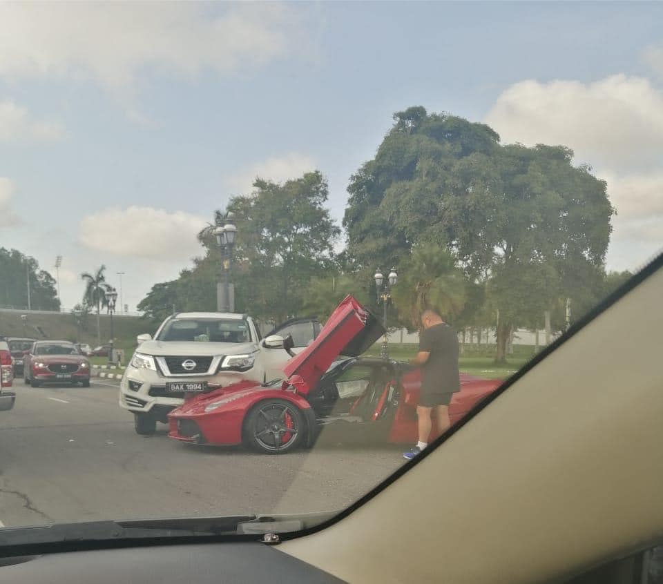 Hiện trường vụ tai nạn giao th&ocirc;ng giữa xe Nissan Terra v&agrave; Ferrari LaFerrari