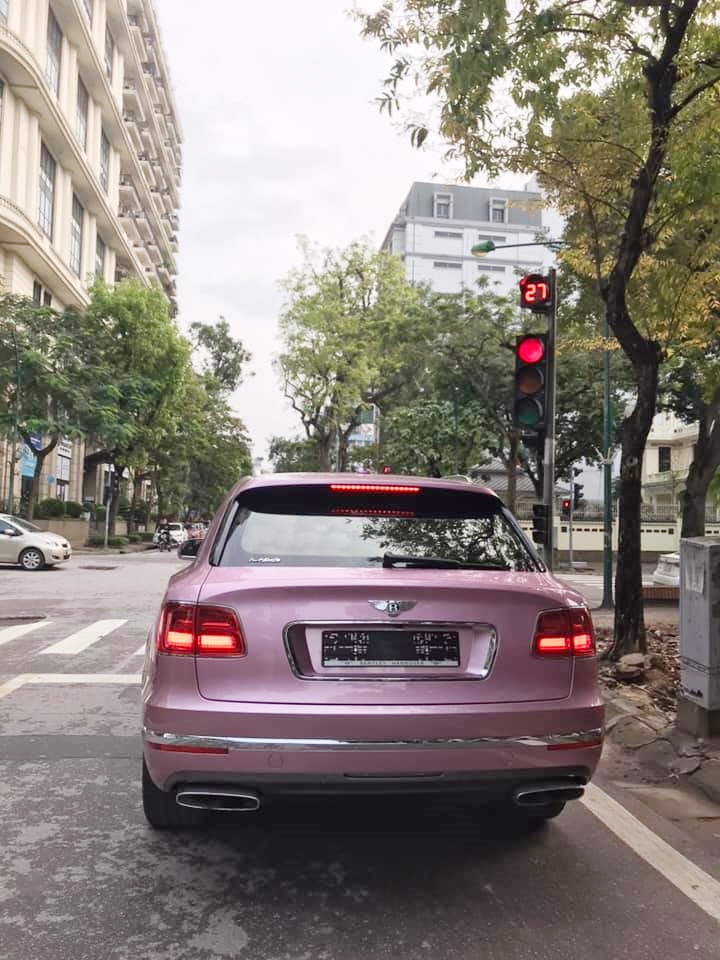 Bất chấp dịch Covid-19, Bentley Bentayga m&agrave;u hồng độc nhất Việt Nam vẫn dạo phố ở H&agrave; Nội
