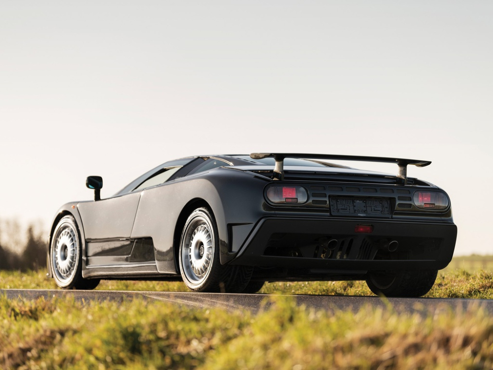 Chiếc Bugatti EB110 được mang ra chụp ảnh ở Dubai không phải thuộc bản tiêu chuẩn, chiếc xe này là Bugatti EB110 Super Sport chỉ có 30 xe sản xuất. Xe được trang bị động cơ V12, dung tích 3.5 lít, sản sinh công suất tối đa 611 mã lực.Động cơ kết hợp cùng hộp số 6 tốc độ và hệ dẫn động 4 bánh, nhờ đó, Bugatti EB110 Super Sport chỉ mất thời gian 3,2 giây để tăng tốc 0-100 km/h trước khi đạt vận tốc tối đa 348 km/h. Chiếc Bugatti EB110 được mang ra chụp ảnh ở Dubai không phải thuộc bản tiêu chuẩn, chiếc xe này là Bugatti EB110 Super Sport chỉ có 30 xe sản xuất. Xe được trang bị động cơ V12, dung tích 3.5 lít, sản sinh công suất tối đa 611 mã lực.Động cơ kết hợp cùng hộp số 6 tốc độ và hệ dẫn động 4 bánh, nhờ đó, Bugatti EB110 Super Sport chỉ mất thời gian 3,2 giây để tăng tốc 0-100 km/h trước khi đạt vận tốc tối đa 348 km/h.