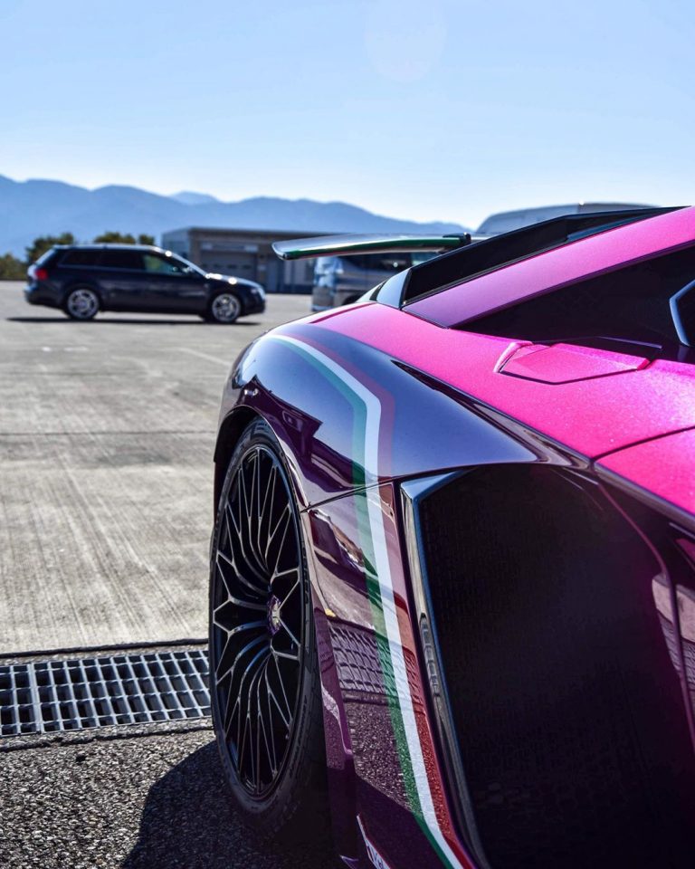 Điểm nhấn tr&ecirc;n bộ &aacute;o Viola Ladi Rumi d&agrave;nh cho chiếc Lamborghini Aventador SV Roadster cuối c&ugrave;ng được sản xuất tr&ecirc;n to&agrave;n thế giới c&ograve;n c&oacute; sọc 3 m&agrave;u xanh l&aacute; c&acirc;y, trắng v&agrave; đỏ k&eacute;o d&agrave;i b&ecirc;n h&ocirc;ng xe tượng trưng cho Quốc kỳ của nước &Yacute;.