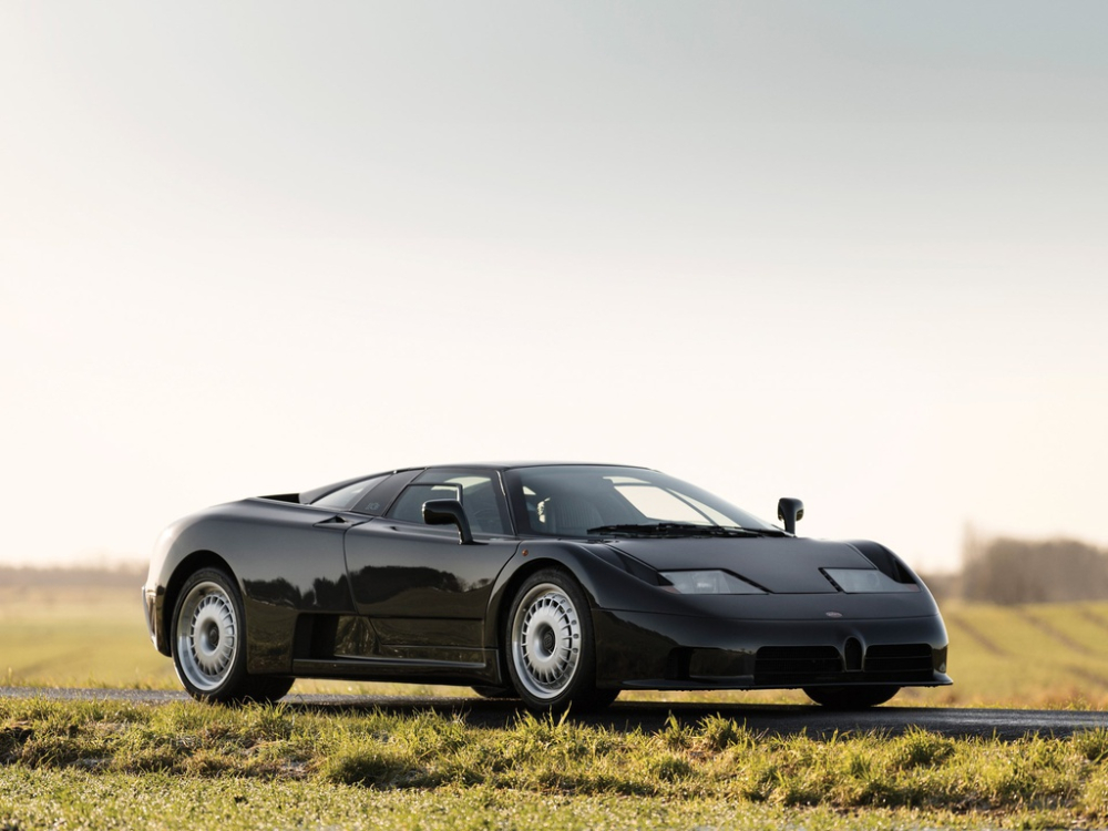 Ở thời điểm đó, Bugatti trang bị cho EB110 khối động cơ V12, dung tích 3.5 lít, đi cùng 4 bộ tăng áp và có thể đạt tốc độ tối đa lên đến 351 km/h. Có tổng cộng 128 chiếc EB 110 (96 chiếc EB 110 GT và 32 chiếc EB 110 SS) đã lăn bánh khỏi nhà máy tại Ý. Hai chiếc xe cuối cùng là Bugatti EB 110 phiên bản đua với sức mạnh 670 mã lực cũng đã lăn bánh ra khỏi nhà máy vào năm 1995. Ở thời điểm đó, Bugatti trang bị cho EB110 khối động cơ V12, dung tích 3.5 lít, đi cùng 4 bộ tăng áp và có thể đạt tốc độ tối đa lên đến 351 km/h. Có tổng cộng 128 chiếc EB 110 (96 chiếc EB 110 GT và 32 chiếc EB 110 SS) đã lăn bánh khỏi nhà máy tại Ý. Hai chiếc xe cuối cùng là Bugatti EB 110 phiên bản đua với sức mạnh 670 mã lực cũng đã lăn bánh ra khỏi nhà máy vào năm 1995.