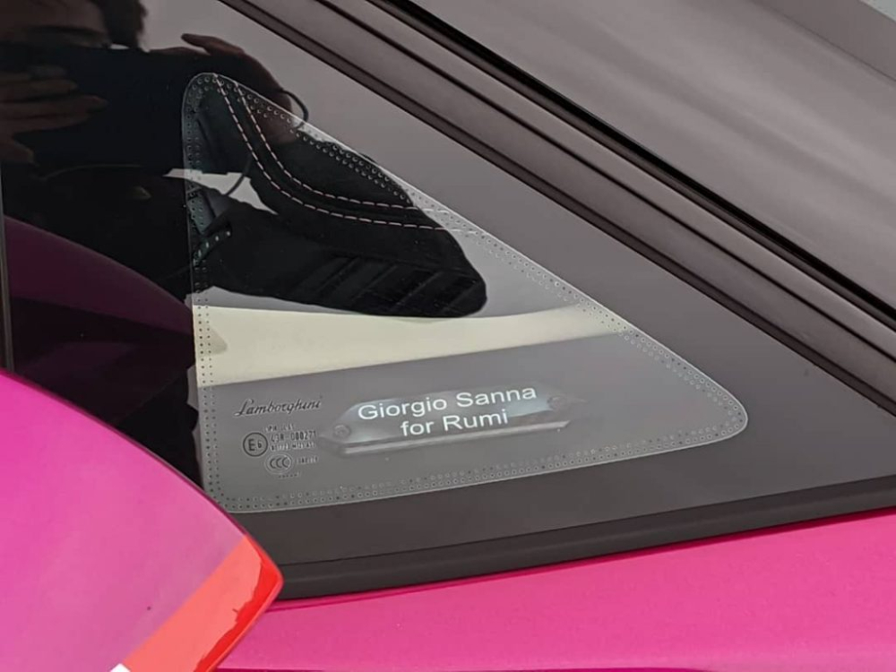 Logo 1 di 500 đặt tại trụ A tr&ecirc;n chiếc si&ecirc;u xe mui trần Lamborghini Aventador SV Roadster n&agrave;y đ&atilde; được thay bằng logo &ldquo;Giorgio Sanna for Rumi&rdquo; như một kỷ niệm của &ocirc;ng Sanna d&agrave;nh cho chủ xe.