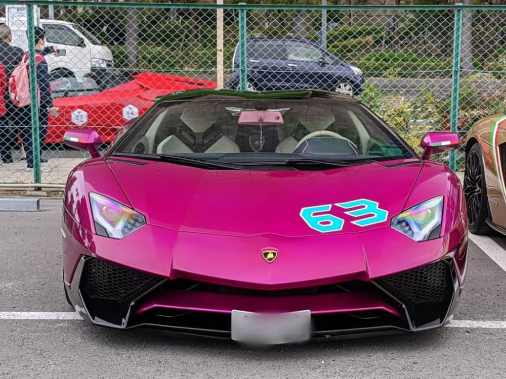 Tương tự như 2 chiếc Lamborghini Aventador SV LP750-4 Roadster c&oacute; mặt tại Việt Nam, si&ecirc;u xe mui trần của nữ đại gia Nhật Bản vẫn sử dụng khối động cơ V12, h&uacute;t kh&iacute; tự nhi&ecirc;n, dung t&iacute;ch 6.5 l&iacute;t, sản sinh c&ocirc;ng suất tối đa 750 m&atilde; lực v&agrave; m&ocirc;-men xoắn cực đại 690 Nm. Si&ecirc;u xe mui trần h&agrave;ng hiếm của Lamborghini Aventador Roadster c&oacute; thể tăng tốc từ vị tr&iacute; xuất ph&aacute;t l&ecirc;n 100 km/h chỉ trong thời gian 2,9 gi&acirc;y trước khi đạt vận tốc tối đa 350 km/h.