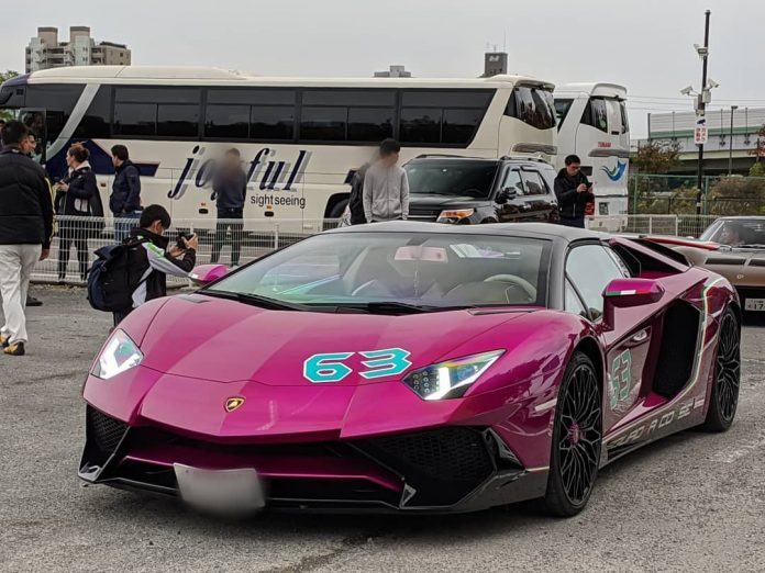Kh&ocirc;ng những thế, chủ nh&acirc;n của chiếc si&ecirc;u xe mui trần Lamborghini Aventador SV Roadster cuối c&ugrave;ng được sản xuất c&ograve;n l&agrave; một người nữ. Người n&agrave;y đ&atilde; y&ecirc;u cầu bộ phận c&aacute; nh&acirc;n ho&aacute; Ad Personam của h&atilde;ng Lamborghini thực hiện một số tuỳ chọn từ m&agrave;u sơn, c&aacute;ch phối m&agrave;u nội thất với h&agrave;ng loạt chi tiết kh&aacute;c.