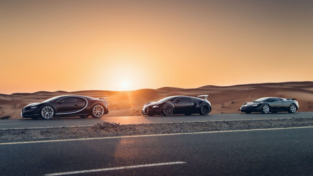 Một sự thật thú vị khác đó chính là bộ 3 Bugatti EB110, Bugatti Veyron và Bugatti Chiron đều có chung bộ áo màu đen rất lôi cuốn và bí ẩn. Một sự thật thú vị khác đó chính là bộ 3 Bugatti EB110, Bugatti Veyron và Bugatti Chiron đều có chung bộ áo màu đen rất lôi cuốn và bí ẩn.