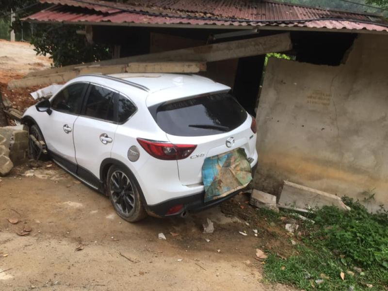 Nữ t&agrave;i xế đạp nhầm ch&acirc;n ga khiến xe Mazda CX-5 t&ocirc;ng sập nh&agrave; d&acirc;n