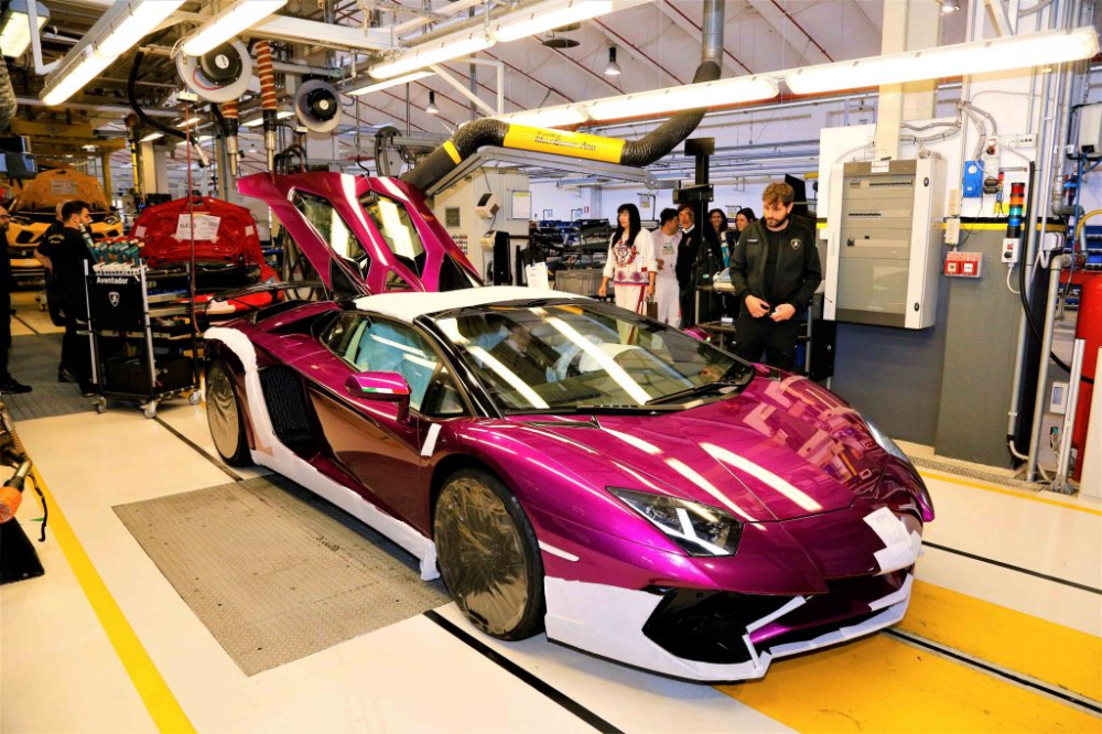 Theo như ch&uacute;ng t&ocirc;i t&igrave;m hiểu th&igrave; chiếc si&ecirc;u xe mui trần Lamborghini Aventador SV Roadster cuối c&ugrave;ng được sản xuất đ&atilde; rời khỏi nh&agrave; m&aacute;y Sant&rsquo;Agata Bolognese v&agrave;o năm 2017 v&agrave; đ&iacute;ch đến của chiếc xe n&agrave;y ch&iacute;nh l&agrave; một thị trường ch&acirc;u &Aacute;. N&oacute;i đến đ&acirc;y nhiều người sẽ nghĩ c&aacute;c đại gia Trung Quốc hoặc Singapore sẽ sở hữu chiếc Lamborghini Aventador SV mui trần được cho thứ 500 xuất xưởng. Nhưng c&aacute;i t&ecirc;n được đề cập lại l&agrave; Nhật Bản. 