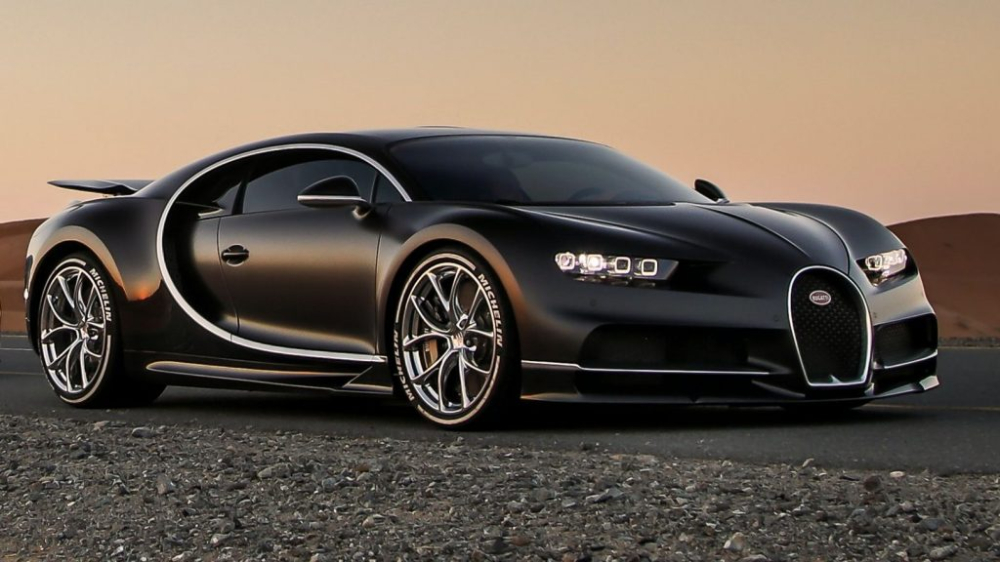 Bugatti Chiron hiện là chiếc siêu xe đỉnh cao nhất của hãng xe Pháp sau khi dừng sản xuất Bugatti Veyron. Trên toàn thế giới có tổng cộng 500 chiếc Bugatti Chiron được sản xuất với mức giá khởi điểm 2,6 triệu đô la. Xe sở hữu động cơ W16, dung tích 8.0 lít, 4 bộ tăng áp, sản sinh công suất tối đa lên đến 1.500 mã lực và mô-men xoắn cực đại đạt 1.600 Nm. Bugatti Chiron hiện là chiếc siêu xe đỉnh cao nhất của hãng xe Pháp sau khi dừng sản xuất Bugatti Veyron. Trên toàn thế giới có tổng cộng 500 chiếc Bugatti Chiron được sản xuất với mức giá khởi điểm 2,6 triệu đô la. Xe sở hữu động cơ W16, dung tích 8.0 lít, 4 bộ tăng áp, sản sinh công suất tối đa lên đến 1.500 mã lực và mô-men xoắn cực đại đạt 1.600 Nm. Ông hoàng tốc độ Bugatti Chiron chỉ mất thời gian 2,5 giây có thể tăng tốc lên 100 km/h từ vị trí xuất phát trước khi đạt vận tốc tối đa 420 km/h.