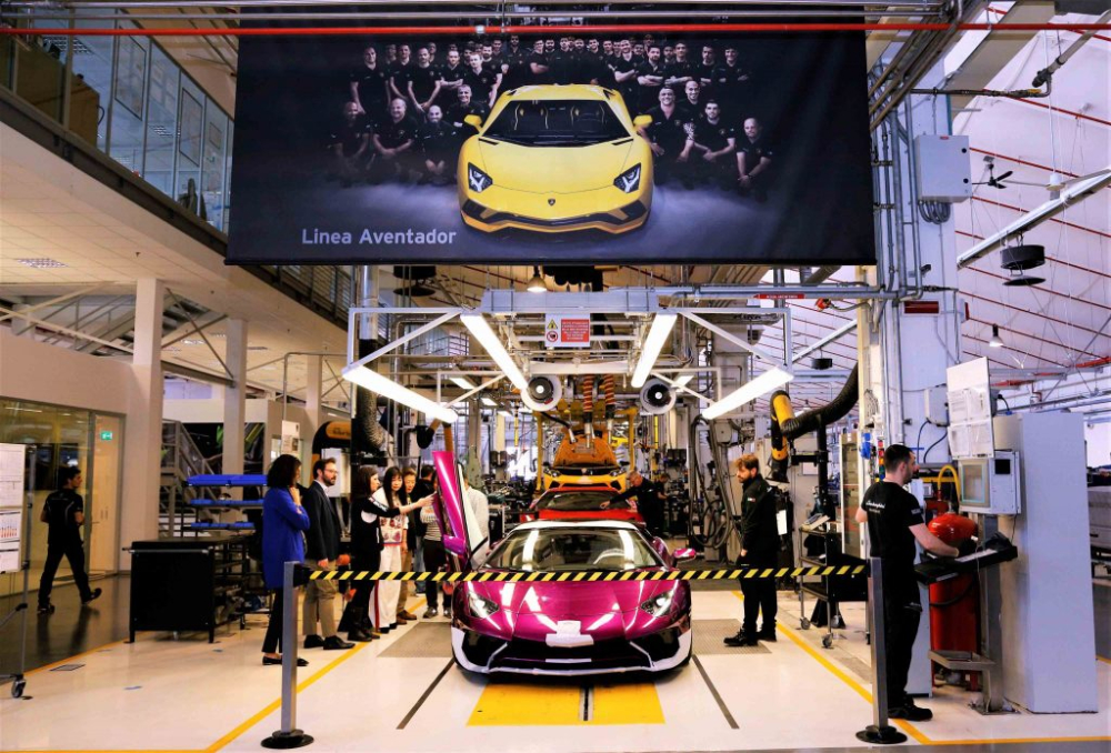 Ch&uacute;ng ta đều biết d&ograve;ng si&ecirc;u xe phi&ecirc;n bản giới hạn như Lamborghini Aventador SV LP750-4 đ&atilde; dừng sản xuất với số lượng sản xuất l&agrave; 1.100 chiếc. Trong đ&oacute;, 600 chiếc thuộc phi&ecirc;n bản Coupe v&agrave; số c&ograve;n lại thuộc bản mui trần. Ri&ecirc;ng với d&ograve;ng si&ecirc;u xe mui trần Lamborghini Aventador SV Roadster, c&aacute;c đại gia Việt sở hữu 2 tr&ecirc;n tổng số 500 chiếc.