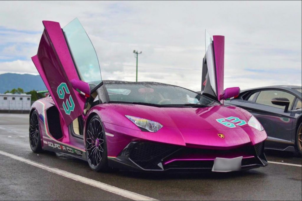 Chưa dừng lại đ&oacute;, đ&acirc;y c&oacute; thể được xem l&agrave; chiếc si&ecirc;u xe Lamborghini Aventador SV Roadster đầu ti&ecirc;n tr&ecirc;n thế giới được đ&iacute;ch th&acirc;n &ocirc;ng Giorgio Sanna, Gi&aacute;m đốc bộ phận đua xe thể thao của Lamborghini nh&uacute;ng tay v&agrave;o để tạo ra một loạt n&acirc;ng cấp v&agrave; chi tiết độc đ&aacute;o cho chiếc Lamborghini Aventador SV Roadster cuối c&ugrave;ng được sản xuất tr&ecirc;n to&agrave;n thế giới.