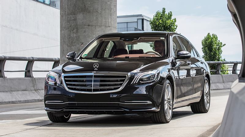 Một l&ocirc; xe trưng b&agrave;y v&agrave; chạy thử của Mercedes-Benz mới được đại l&yacute; mở đợt thanh l&yacute; với gi&aacute; hấp dẫn