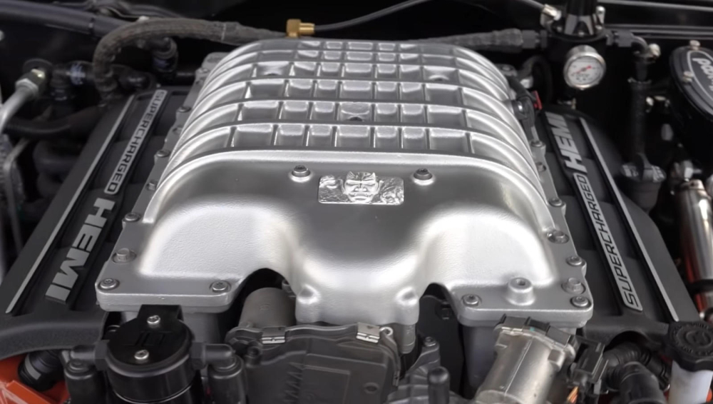 Khối động cơ siêu nạp V8 dung tích 6.2 lít Hellcat của xe được độ sản sinh 745 mã lực thay vì 707 mã lực
