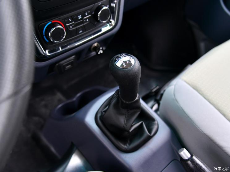 Xe sử dụng hộp số s&agrave;n 5 cấp v&agrave; hệ dẫn động b&aacute;nh sau