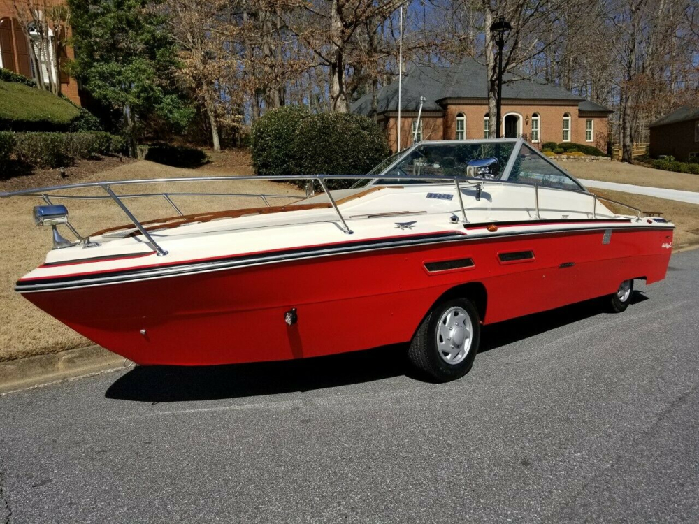 Boatcar là một phương tiện lai tạo đúng như tên gọi của nó: nửa thuyền nửa ô tô Boatcar là một phương tiện lai tạo đúng như tên gọi của nó: nửa thuyền nửa ô tô