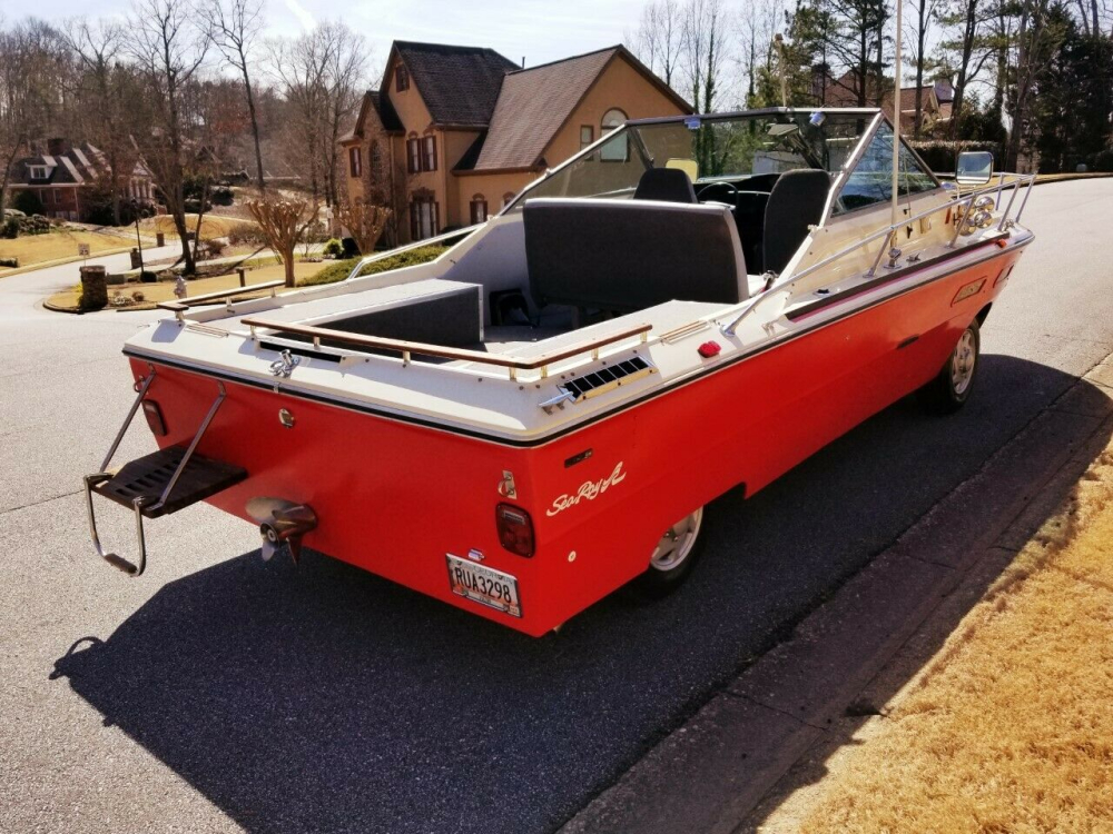 Boatcar trông rất vui mắt và hoạt động hoàn chỉnh như một chiếc xe thông thường Boatcar trông rất vui mắt và hoạt động hoàn chỉnh như một chiếc xe thông thường