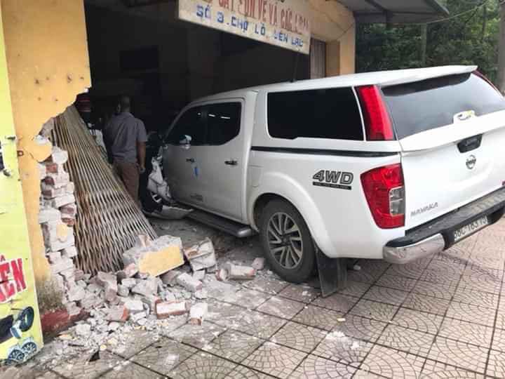 Hiện trường vụ tai nạn do xe b&aacute;n tải đ&acirc;m sập nh&agrave; d&acirc;n tại Vĩnh Ph&uacute;c
